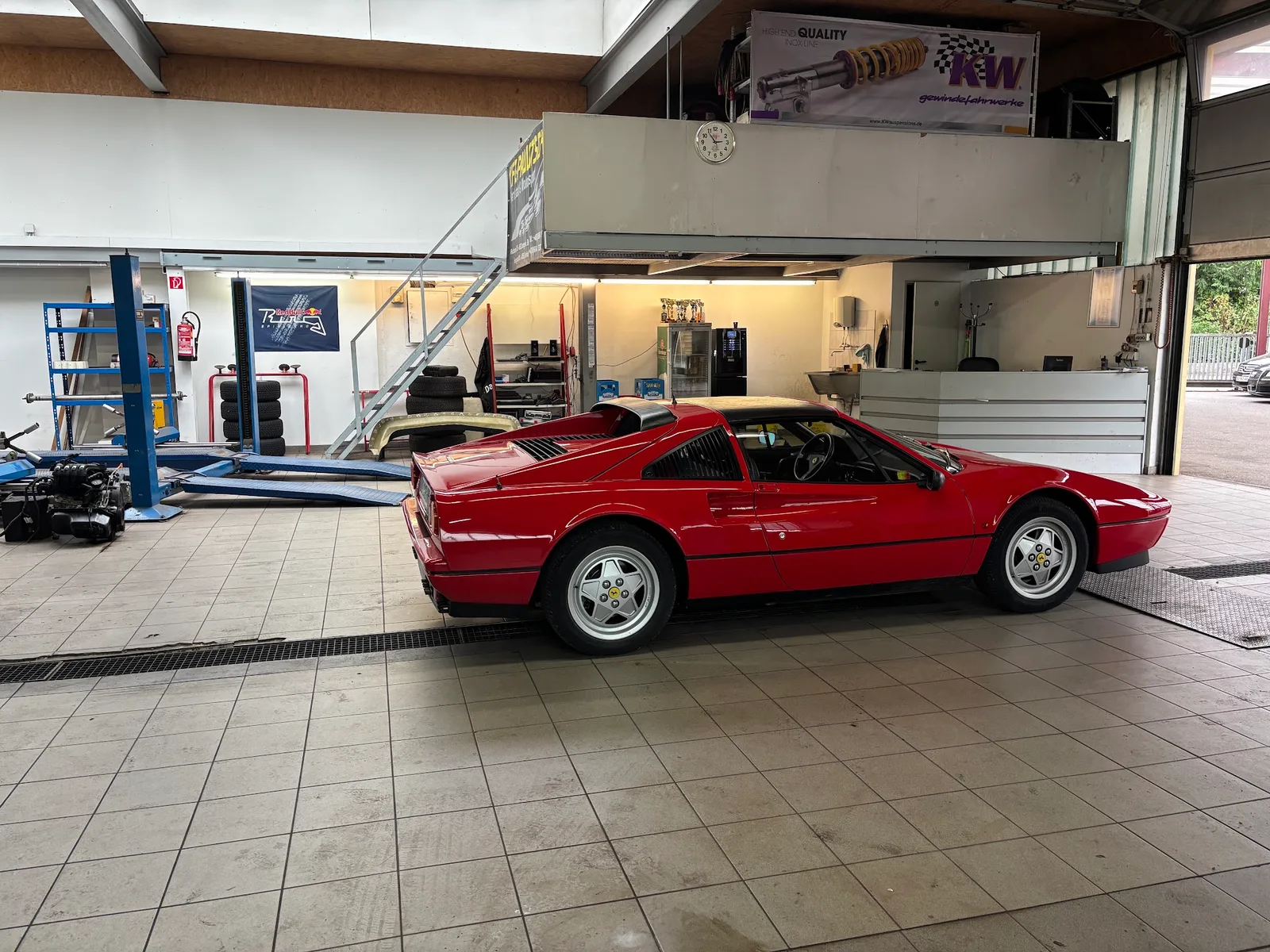 Roter Ferrari Berlinetta in der Werkstatthalle